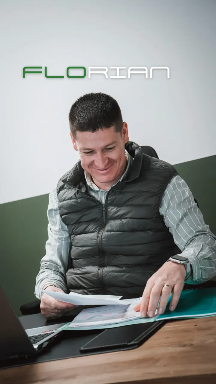 Florian, cofondateur de Florel Automobiles, souriant à son bureau